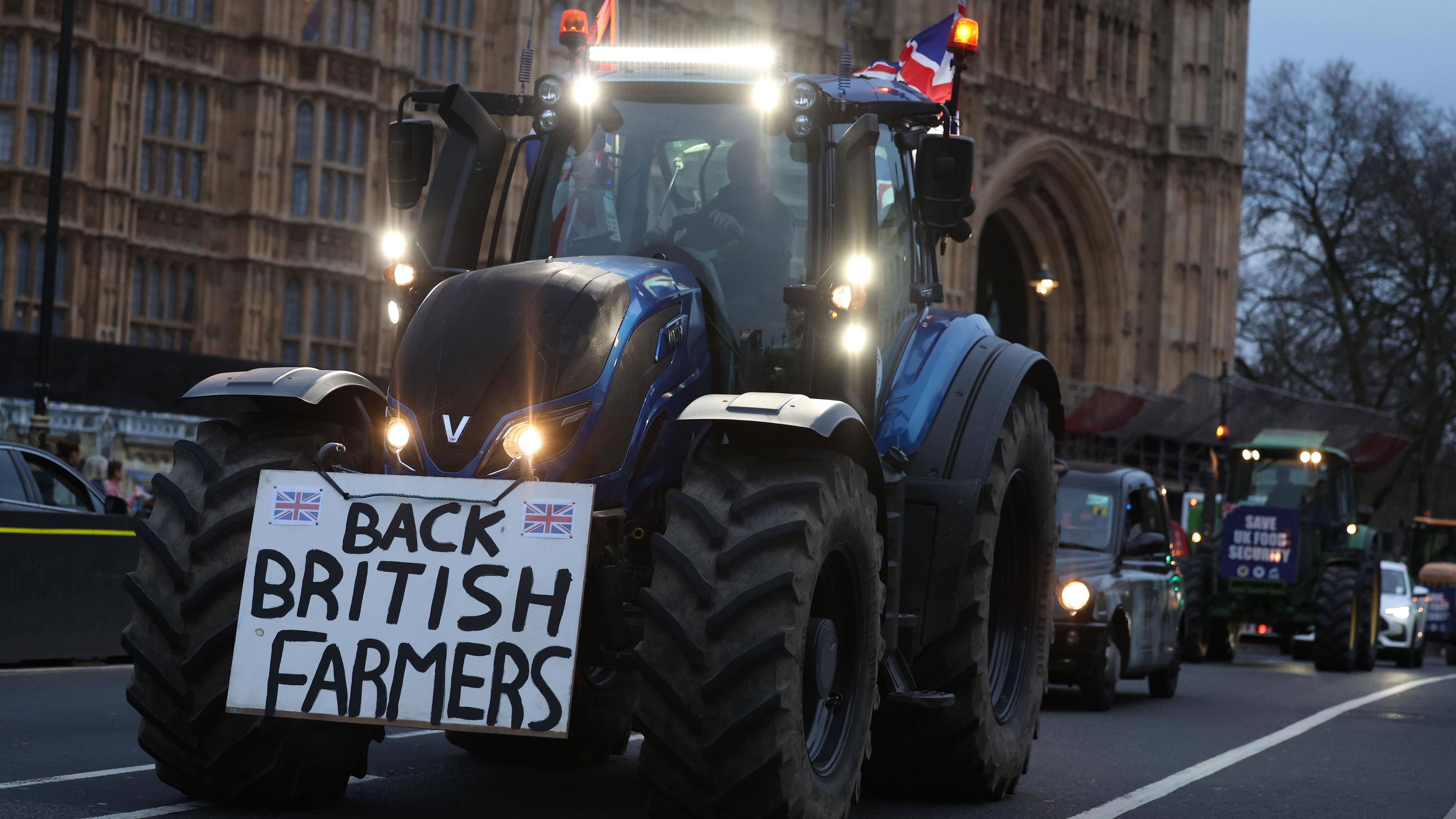 protest rolników w londynie. ponad 100 traktorów przed parlamentem