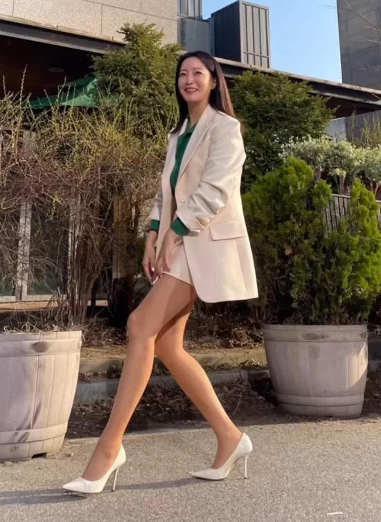 【韓劇女王】金喜善展現逆天長腿，最新IG貼文引發討論：「快47歲的她，狀態也太好了吧！」