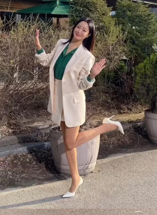 【韓劇女王】金喜善展現逆天長腿，最新IG貼文引發討論：「快47歲的她，狀態也太好了吧！」