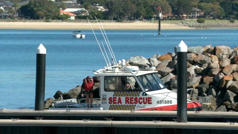 Three people have died and two others were rescued after a boat capsized off South Australia.