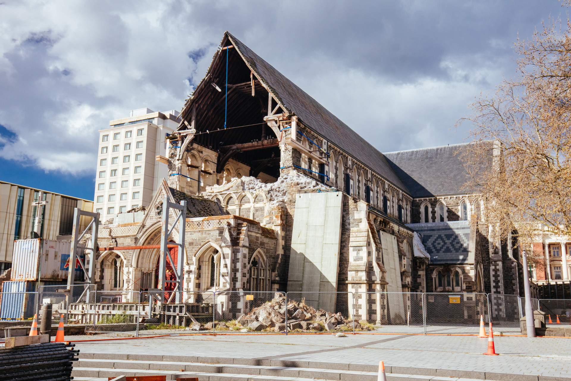 <p>En février 2011, la ville de Christchurch a été rasée par un tremblement de terre dévastateur. Au total, le gouvernement a dépensé environ 40 milliards de dollars néo-zélandais (24,7 milliards de dollars américains ou 22 milliards d'euros) pour reconstruire la ville.</p><p><a href="https://www.msn.com/fr-fr/community/channel/vid-7xx8mnucu55yw63we9va2gwr7uihbxwc68fxqp25x6tg4ftibpra?cvid=94631541bc0f4f89bfd59158d696ad7e">Suivez-nous et accédez tous les jours à du contenu exclusif</a></p>
