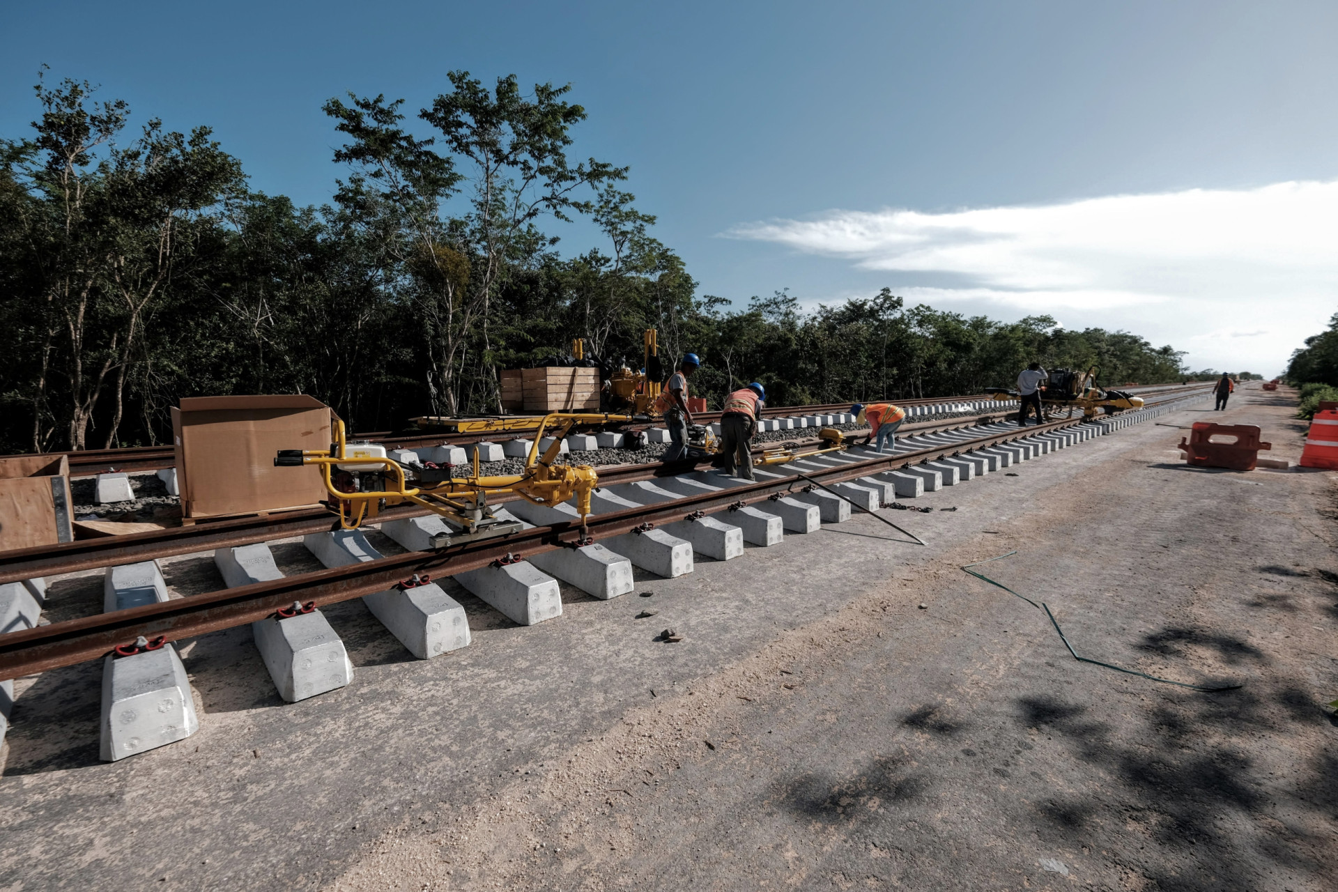 <p>Le Tren Maya ("Train Maya") devait coûter environ 20 milliards de dollars, mais certaines sources font état de chiffres beaucoup plus élevés. Le train traverse la péninsule du Yucatán, reliant les stations balnéaires aux sites mayas. Il a été partiellement inauguré en décembre 2023 et devrait être pleinement opérationnel à la mi-2024.</p><p><a href="https://www.msn.com/fr-ca/community/channel/vid-7xx8mnucu55yw63we9va2gwr7uihbxwc68fxqp25x6tg4ftibpra?cvid=94631541bc0f4f89bfd59158d696ad7e">Suivez-nous et accédez tous les jours à du contenu exclusif</a></p>