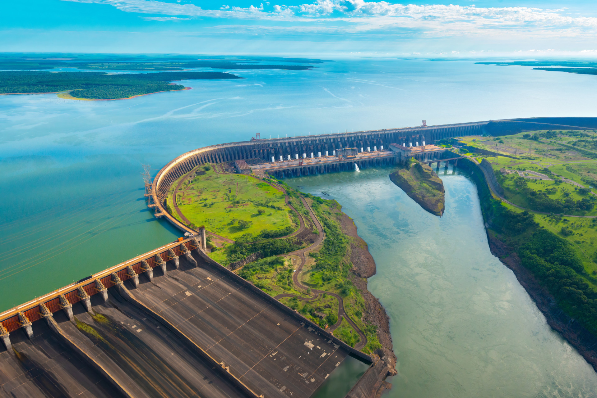<p>Le barrage hydroélectrique d'Itaipu est le projet gouvernemental le plus coûteux du pays à ce jour. Il a été achevé en 1982 et a coûté 19,6 milliards de dollars à l'époque, soit l'équivalent de 56,7 milliards de dollars aujourd'hui, ou 52 milliards d'euros.</p><p><a href="https://www.msn.com/fr-ca/community/channel/vid-7xx8mnucu55yw63we9va2gwr7uihbxwc68fxqp25x6tg4ftibpra?cvid=94631541bc0f4f89bfd59158d696ad7e">Suivez-nous et accédez tous les jours à du contenu exclusif</a></p>
