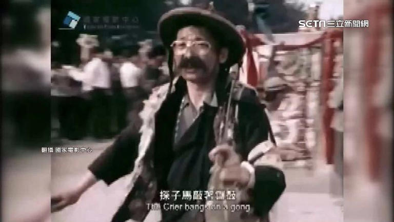 50多年前的媽祖進香也有頭旗與報馬仔，當時的「報馬仔」被稱為「探子馬」。（圖／翻攝自國家電影中心）