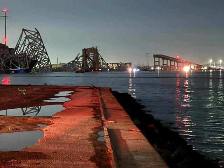 Vista del puente de Baltimore , en Maryland, tras el choque de un carguero contra uno de los pilares, este martes.