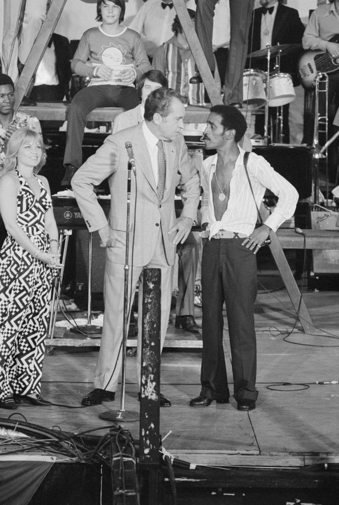 <p>Am 22. August 1972 gesellt sich der Künstler Sammy Davis jr. mit 8.000 Unterstützern zu einer Jugendveranstaltung von Richard Nixon in Miami.</p>