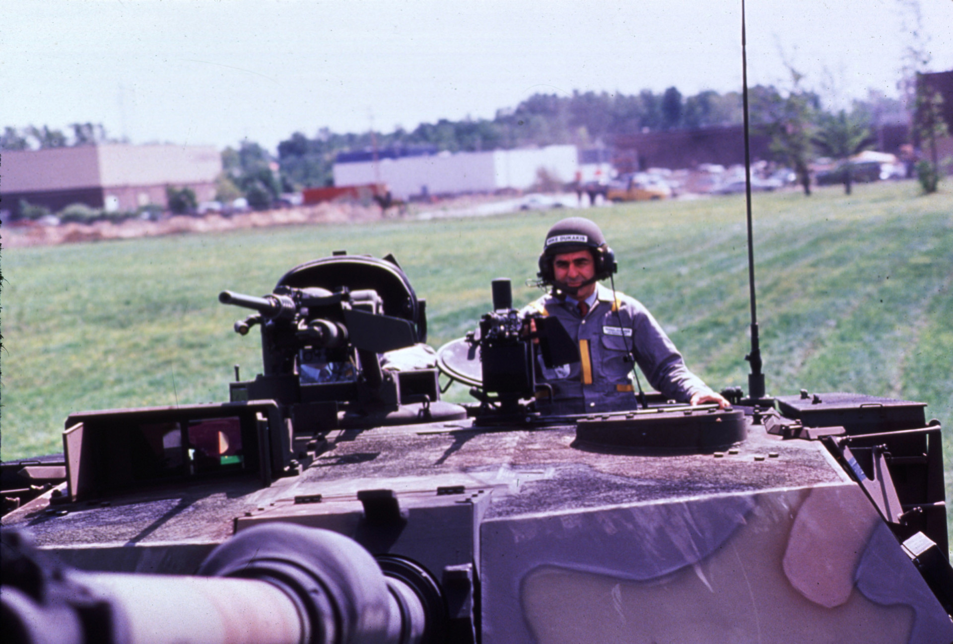 <p>Im Zuge einer PR-Kampagne um die Kritik, er sei zu nachgiebig in Themen der nationalen Sicherheit verstummen zu lassen, steigt der demokratische Präsidentschaftskandidat Michael Dukakis am 13. September 1988 in Sterling Heights, Michigan, in einen M1-A-1 Panzer.</p>