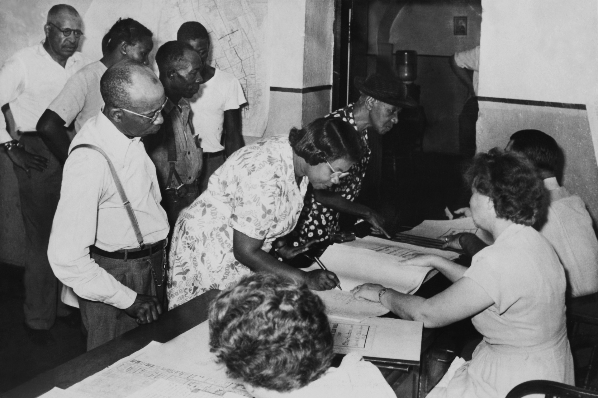 <p>Am 10. August 1948 nehmen erstmals seit 1876 schwarze Wähler an den Vorwahlen der Demokraten in South Carolina teil. 1944 urteilte der US Supreme Court, dass Afroamerikanern das Wahlrecht in Vorwahlen nicht verwehrt werden darf.</p>