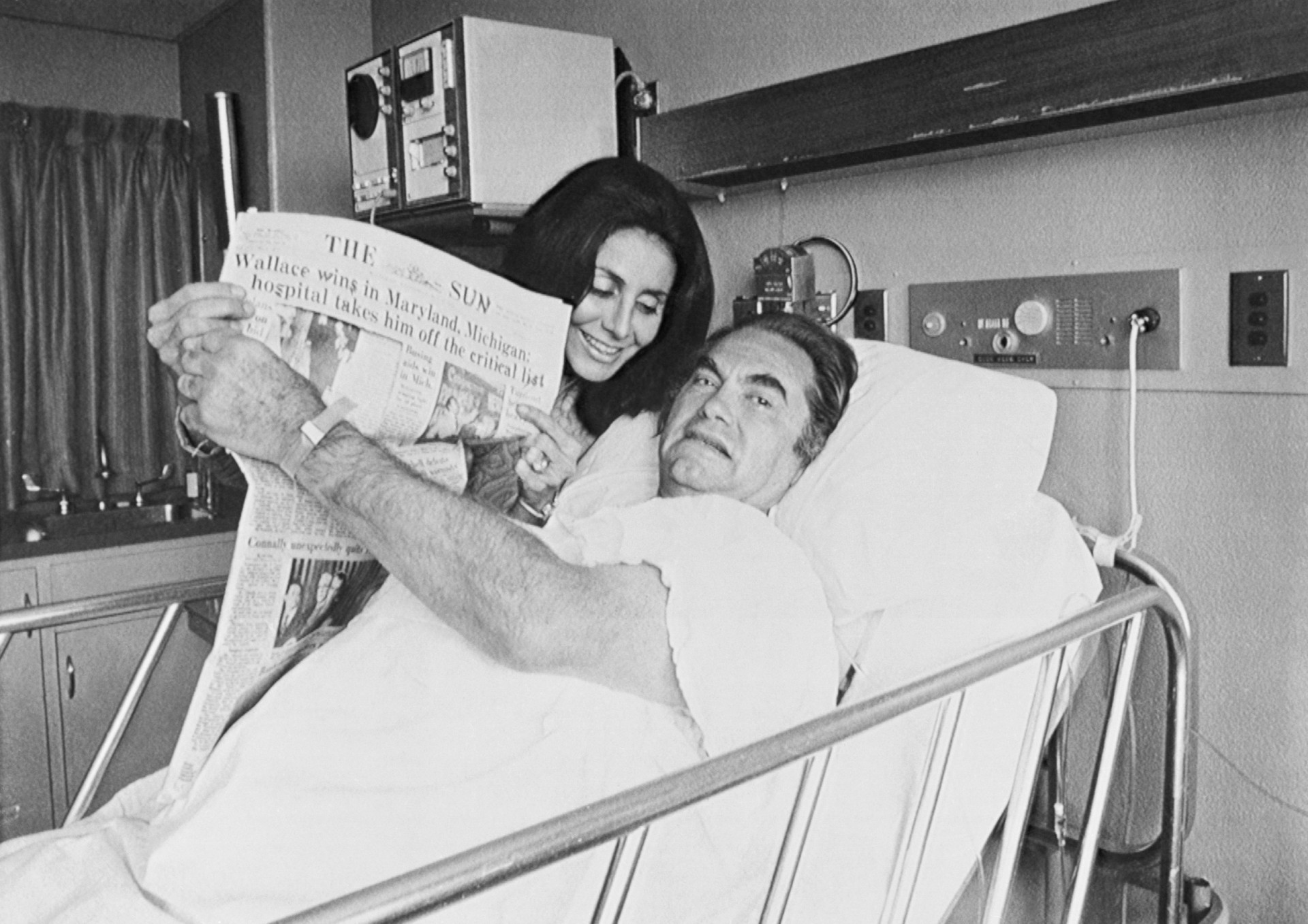 <p>Cornelia Wallace mit ihrem Mann, dem Gouverneur von Alabama George C. Wallace im Holy Cross Krankenhaus in Silver Springs, Maryland, am 17. Mai 1972. Cornelia warf sich vor ihren Mann, als im Wahlkampf auf ihn geschossen wurde.</p>