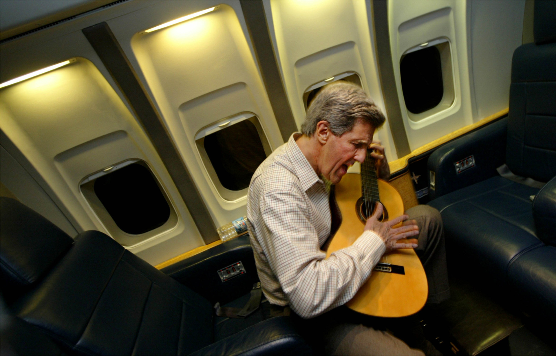 <p>Senator John Kerry, ein weiterer musikalischer Präsidentschaftskandidat, spielt am 18. Februar 2004 auf einem Flug nach Washington DC auf seiner Gitarre.</p><p>Sie können auch mögen:<a href="https://de.starsinsider.com/n/459254?utm_source=msn.com&utm_medium=display&utm_campaign=referral_description&utm_content=689702"> Die heißesten Babynews des Jahres 2021</a></p>