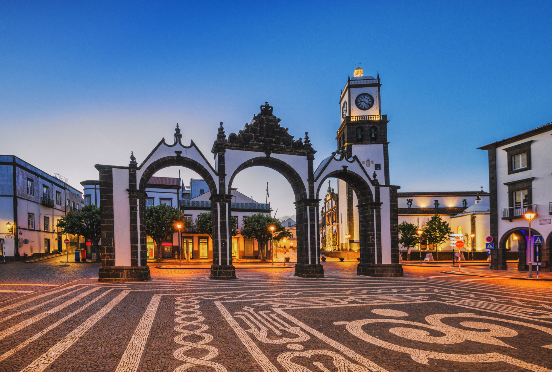 La plus grande <a href="https://www.starsinsider.com/fr/lifestyle/631193/ces-villes-sont-les-plus-dangereuses-du-monde" rel="noopener">ville</a> des Açores, Ponta Delgada, se distingue par ses Portas da Cidade (photo). Les portes de la ville ont été construites en 1783.<p><a href="https://www.msn.com/fr-fr/community/channel/vid-7xx8mnucu55yw63we9va2gwr7uihbxwc68fxqp25x6tg4ftibpra?cvid=94631541bc0f4f89bfd59158d696ad7e">Suivez-nous et accédez tous les jours à du contenu exclusif</a></p>