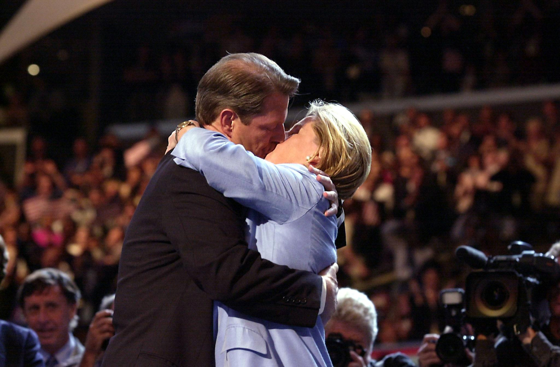 <p>Der Präsidentschaftskandidat Al Gore gibt seiner Frau Tipper einen, wie ihn die <em>New York Times</em> beschreibt, "außerordentlich langen" Kuss, bevor er seine Nominierung auf dem nationalen Parteitag der Demokraten am 17. August 2000 in Los Angeles annimmt.</p>