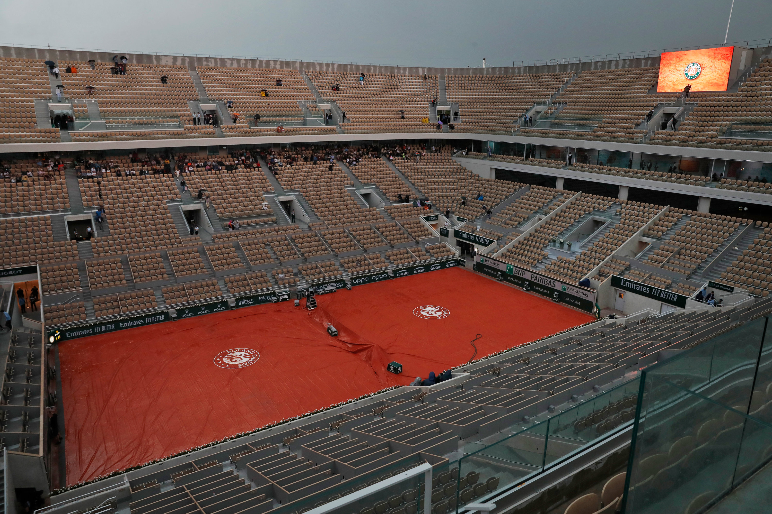Roland-Garros-Stadion 34.000 Sportfans können sich einige Tennis- und Boxwettbewerbe im Roland-Garros-Stadion ansehen.  Das Stadion – das 1928 am südlichen Rand des Bois de Boulogne gebaut wurde – gehört dem französischen Tennisverband und hier finden jährliche die French Open statt. 2005 gewann Tennis-Legende Rafael Nadal hier ihr erstes Grand-Slam-Turnier.