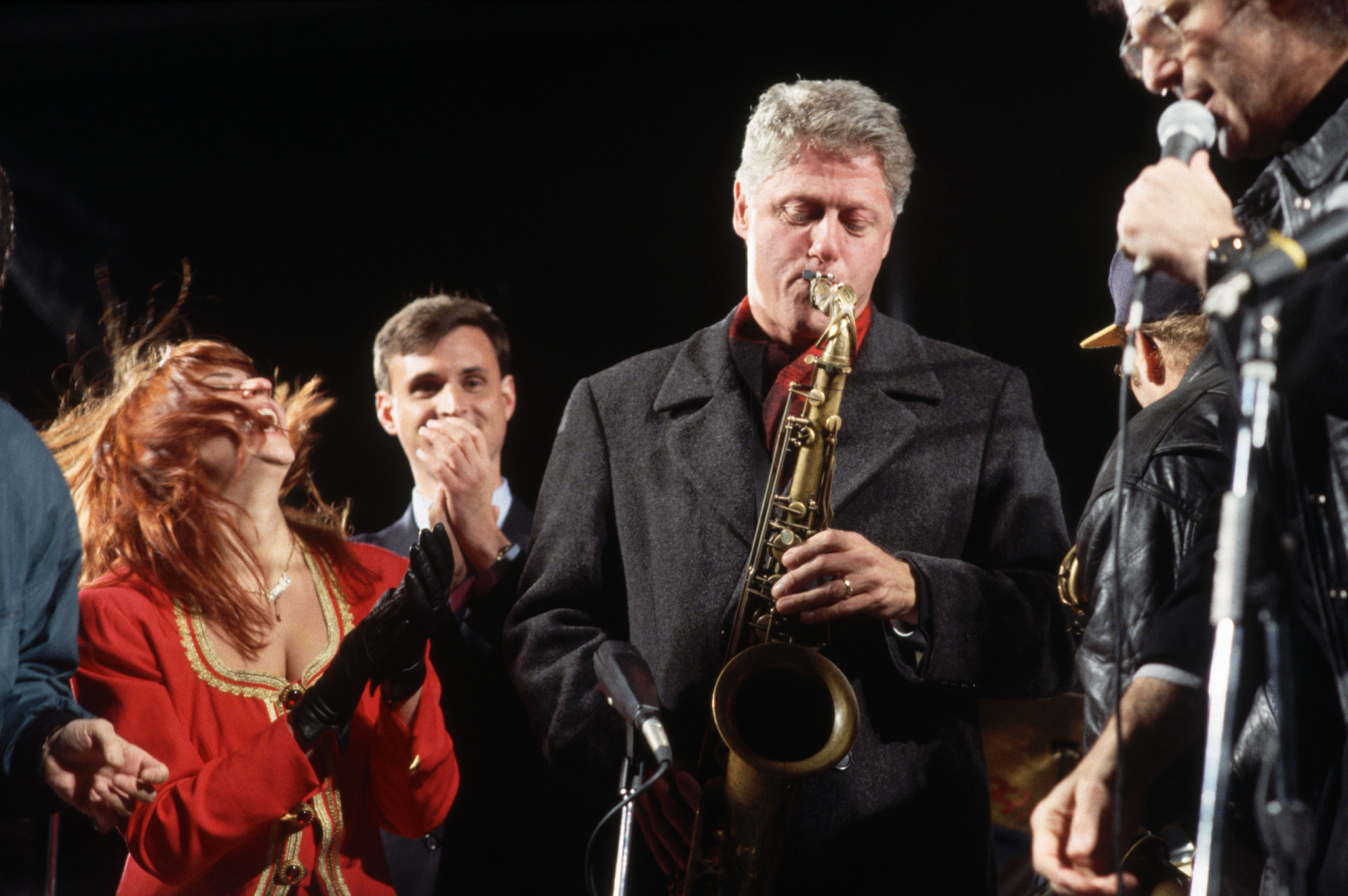 <p>Der Gouverneur von Arkansas und demokratische Präsidentschaftskandidat Bill Clinton spielt am 1. November 1992 für singende und tanzende Unterstützer Saxofon.</p>