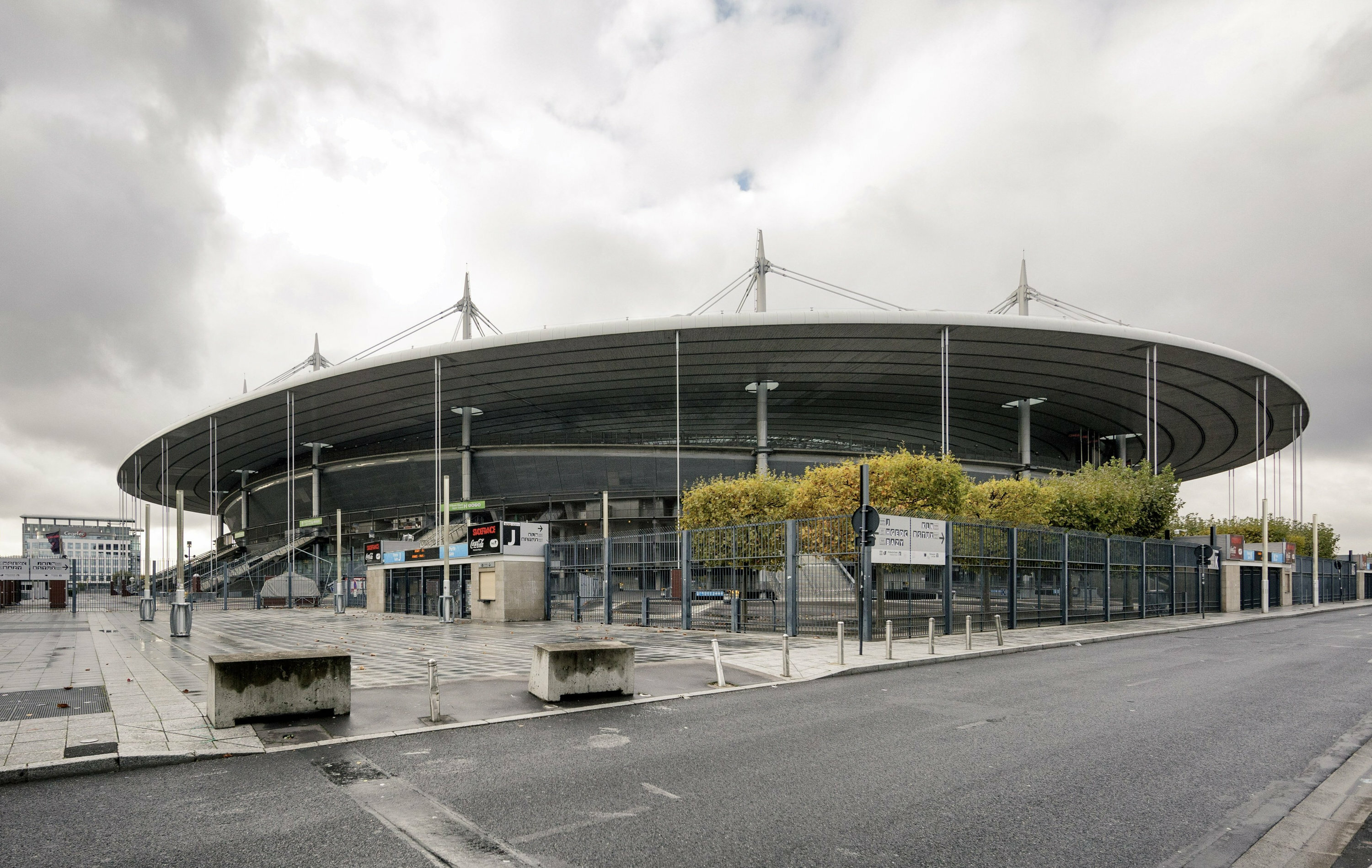 Stade de France In dem Stadion im Pariser Vorort Saint-Denis werden die Leichtathletik-Wettbewerbe und das 7er-Rugby ausgetragen. 77.083 Zuschauer finden im dem Stadion Platz.  In dem Stadion werden sonst Spiele der französischen Fußball-Nationalmannschaft ausgetragen, außerdem das Finale des französischen Pokals. 1998 wurde die französische Nationalmannschaft in diesem Stadion Weltmeister, nach einem 3:0 gegen Brasilien. Auch das Finale der Rugby-Meisterschaft wird im Stade de France gespielt.  Dass Leichtathletik-Wettbewerbe in dem Stadion ausgetragen werden können, liegt daran, dass die Tribünen verschiebbar sind. Für ein normales Fußballspiel der „Les Bleus“ fasst das Stadion dann sogar über 81.000 Zuschauer.