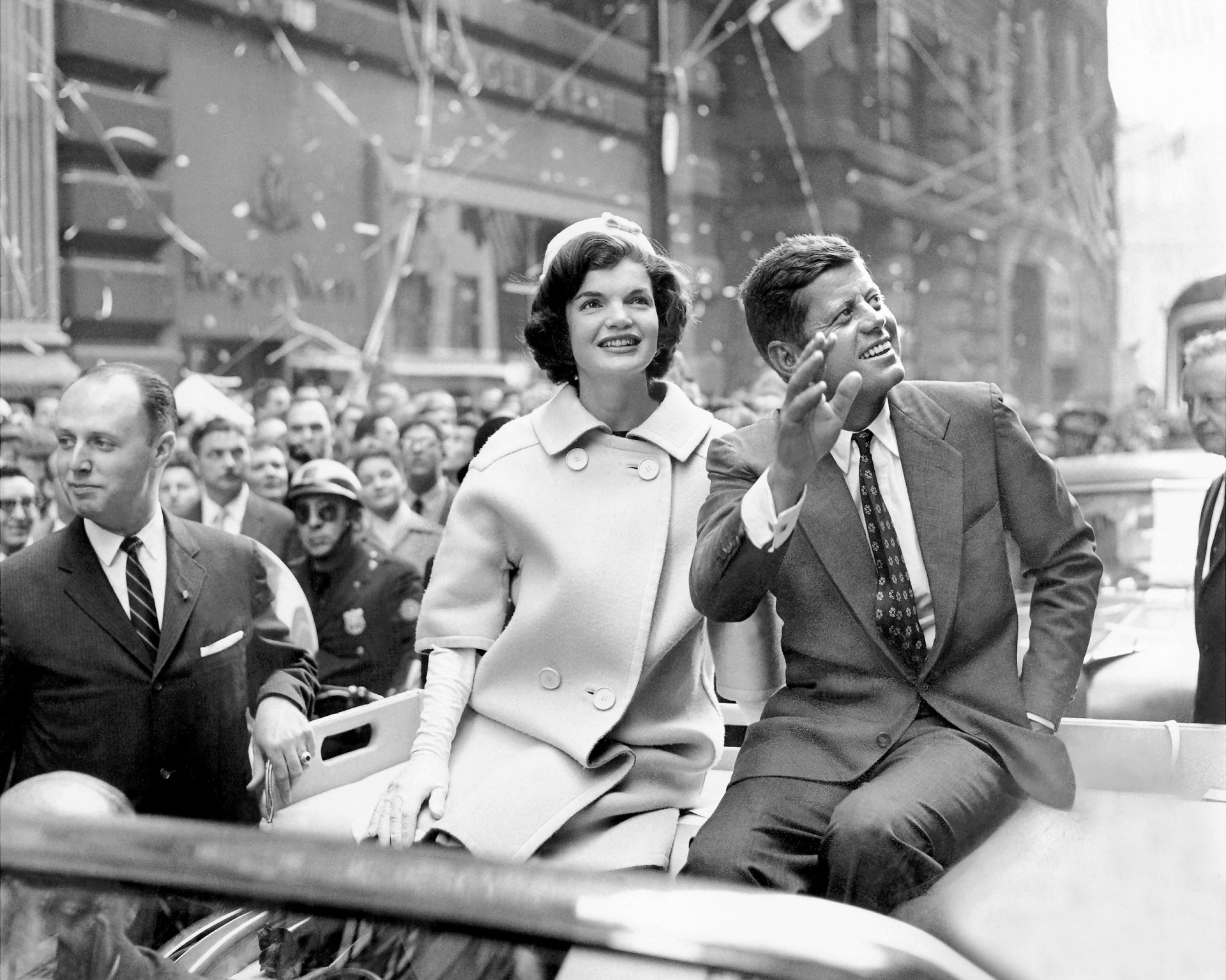 <p>Am 19. Oktober 1960 wird der demokratische Präsidentschaftskandidat JFK und seine Frau Jackie Kennedy mit Konfetti und Luftschlangen in New York City willkommen geheißen.</p><p>Sie können auch mögen:<a href="https://de.starsinsider.com/n/438092?utm_source=msn.com&utm_medium=display&utm_campaign=referral_description&utm_content=689702"> Welche Ihrer Kindheitserinnerungen haben eigentlich verstörende Hintergründe?</a></p>