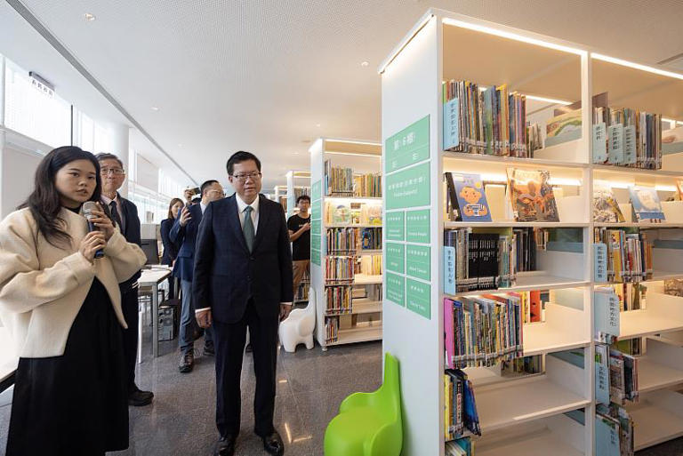 行政院副院長鄭文燦（左3）至桃園市兒童美術館參觀跳脫傳統圖書排架模式，改採主題進行書籍分類的「兒童藝術圖書空間」。