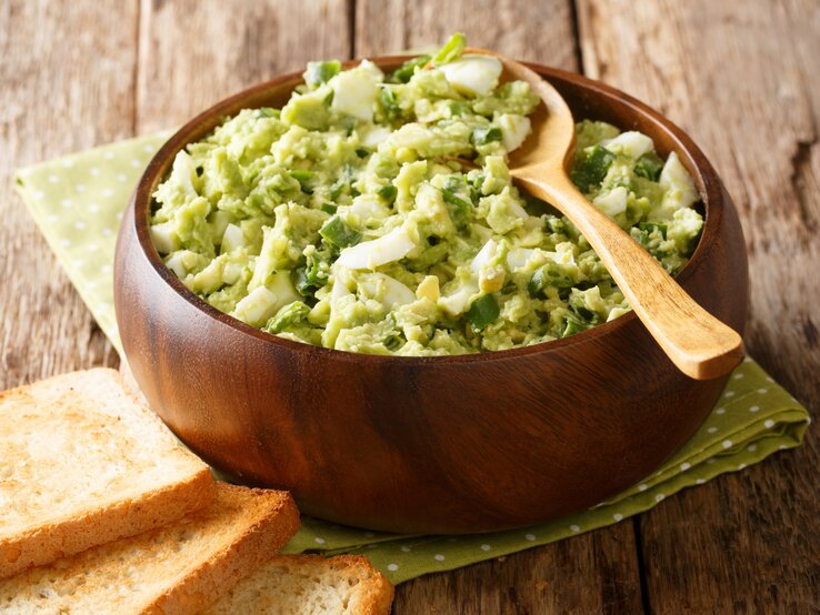 Low-Carb-Hit für deine Gartenparty: Avocado-Eiersalat mit Joghurt
