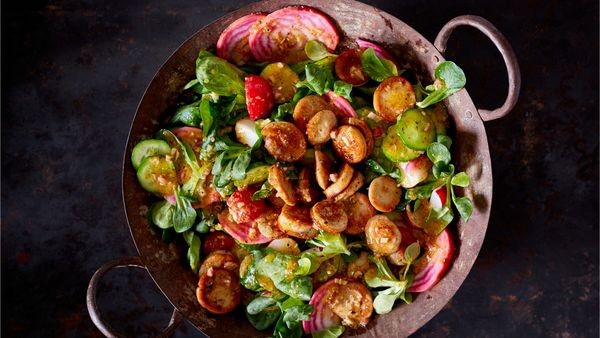 Bunter Vogerlsalat mit Weißwurst-Talern