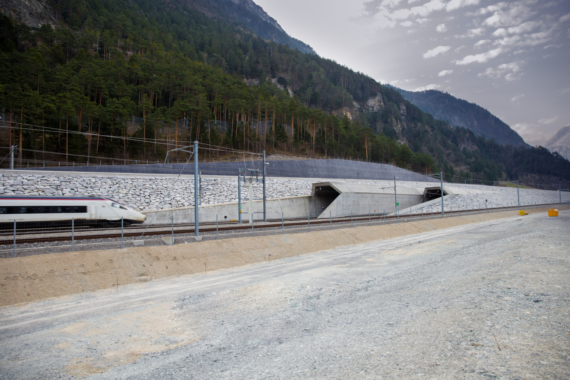 <p>Le tunnel de base du Saint-Gothard est le plus long tunnel ferroviaire du monde avec une longueur de 57 km. Il a été inauguré en 2016 après 17 ans de travaux. Il a coûté l'équivalent d'environ 15 milliards de dollars américains en monnaie d'aujourd'hui.</p><p>Tu pourrais aussi aimer: </p>