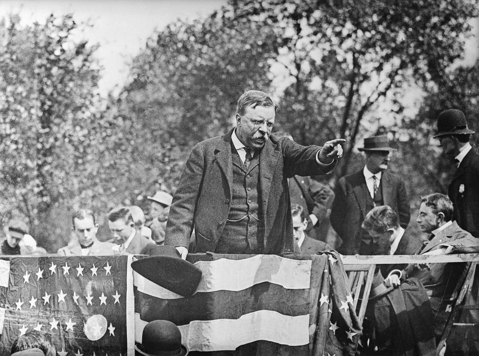 <p>Theodore Roosevelt kandidiert im Jahr 1900 für die Präsidentschaft. Er hält das Amt von 1901 bis 1909.</p><p>Sie können auch mögen:<a href="https://de.starsinsider.com/n/301059?utm_source=msn.com&utm_medium=display&utm_campaign=referral_description&utm_content=689702"> Nachhaltige Mode: An diesen Stars sollten wir uns ein Beispiel nehmen</a></p>