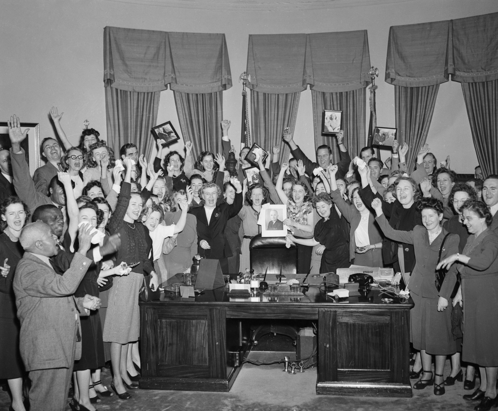 <p>Die Büroangestellten des Weißen Hauses feiern rund um den Tisch des Präsidenten Harry S. Truman in Washington DC am 3. November 1948. Gouverneur Thomas E. Dewey hatte gerade seine Niederlage anerkannt.</p>
