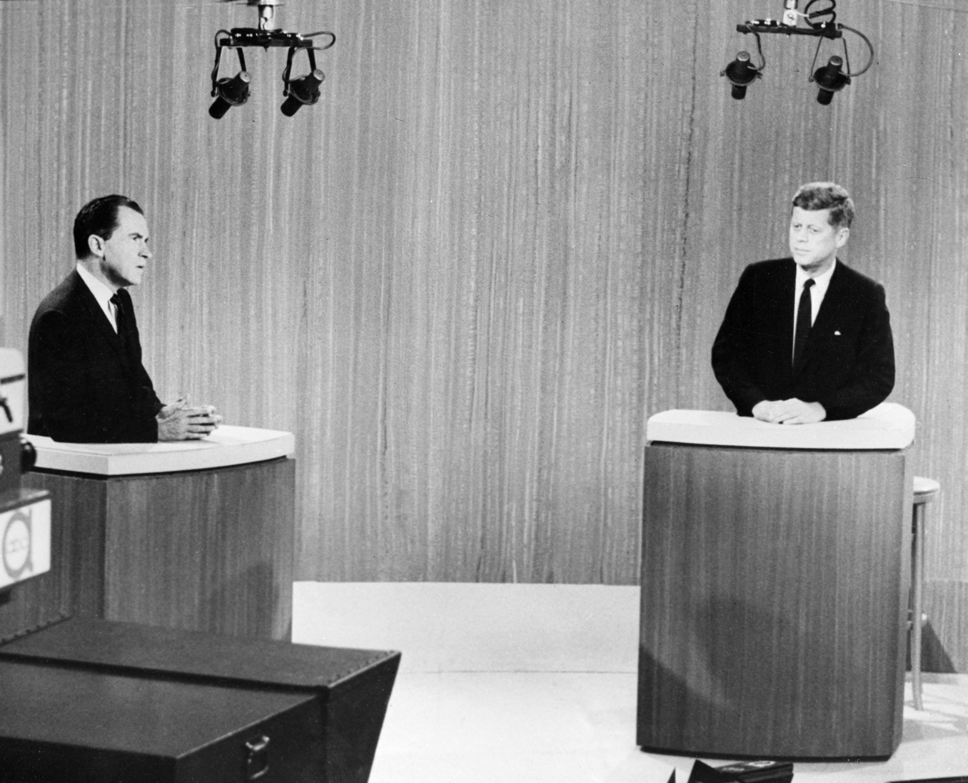 <p>Der Wahlkampf 1960 zwischen JFK und Nixon zeichnete sich durch die ersten im Fernsehen übertragenen Debatten aus, ein Schritt in Richtung eines moderneren Wahlkampfs. Analysten glauben, Kennedy konnte das neue Medium zu seinem Vorteil nutzen, indem er direkt in die Kamera zu den Wählern sprach.</p><p>Sie können auch mögen:<a href="https://de.starsinsider.com/n/448841?utm_source=msn.com&utm_medium=display&utm_campaign=referral_description&utm_content=689702"> Diese Lebensmittel laufen nie (oder zumindest fast nie) ab</a></p>