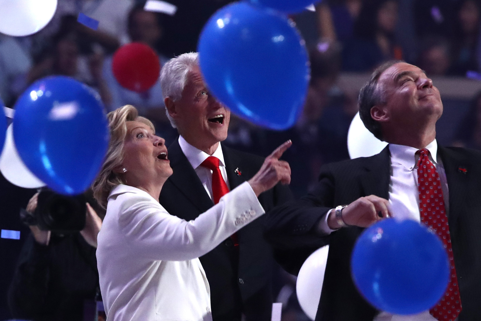 <p>Auf dem nationalen Parteitag der Demokraten 2016 schreibt Hillary Clinton als erste weibliche Präsidentschaftskandidatin einer bedeutenden Partei Geschichte. Auf der Party am Ende des Parteitags staunen die Clintons über die Luftballons.</p><p>Sie können auch mögen:<a href="https://de.starsinsider.com/n/340488?utm_source=msn.com&utm_medium=display&utm_campaign=referral_description&utm_content=689702"> Diese Stars verloren auf tragische Weise Familienmitglieder</a></p>