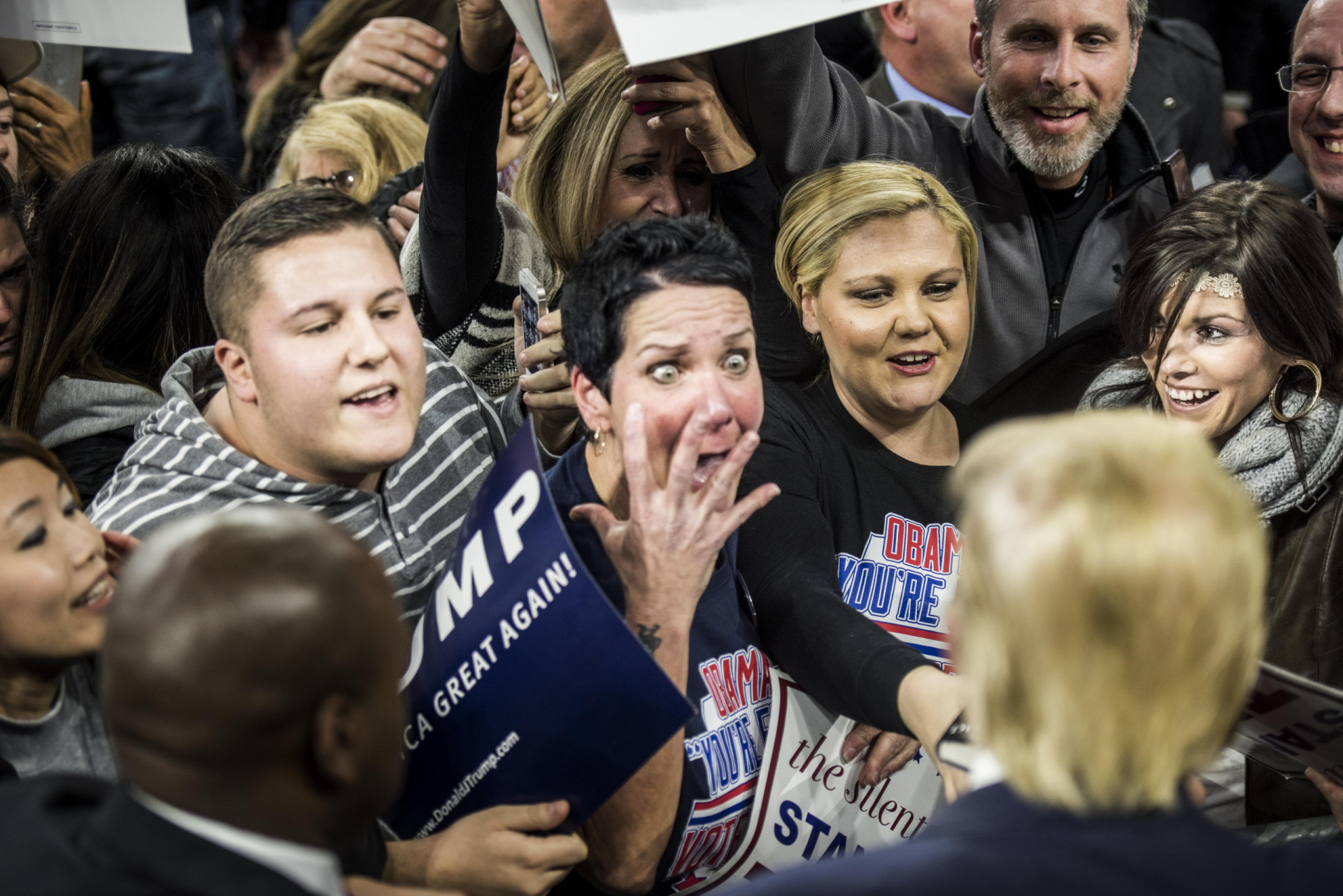 <p>Die Reaktion von Robin Roy aus dem Publikum, als der republikanische Präsidentschaftskandidat Donald Trump sie während einer Wahlkampfkundgebung in Lowell, Massachusetts, am 4. Januar 2016 grüßt.</p>
