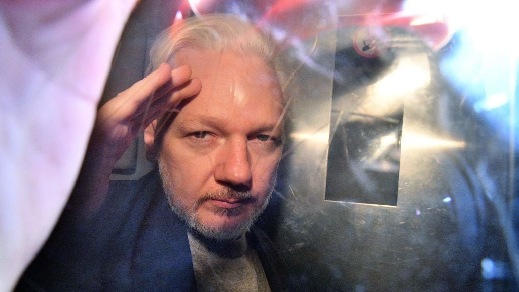 a través de una carta: diputados oficialistas piden al presidente boric que exija la liberación de julian assange