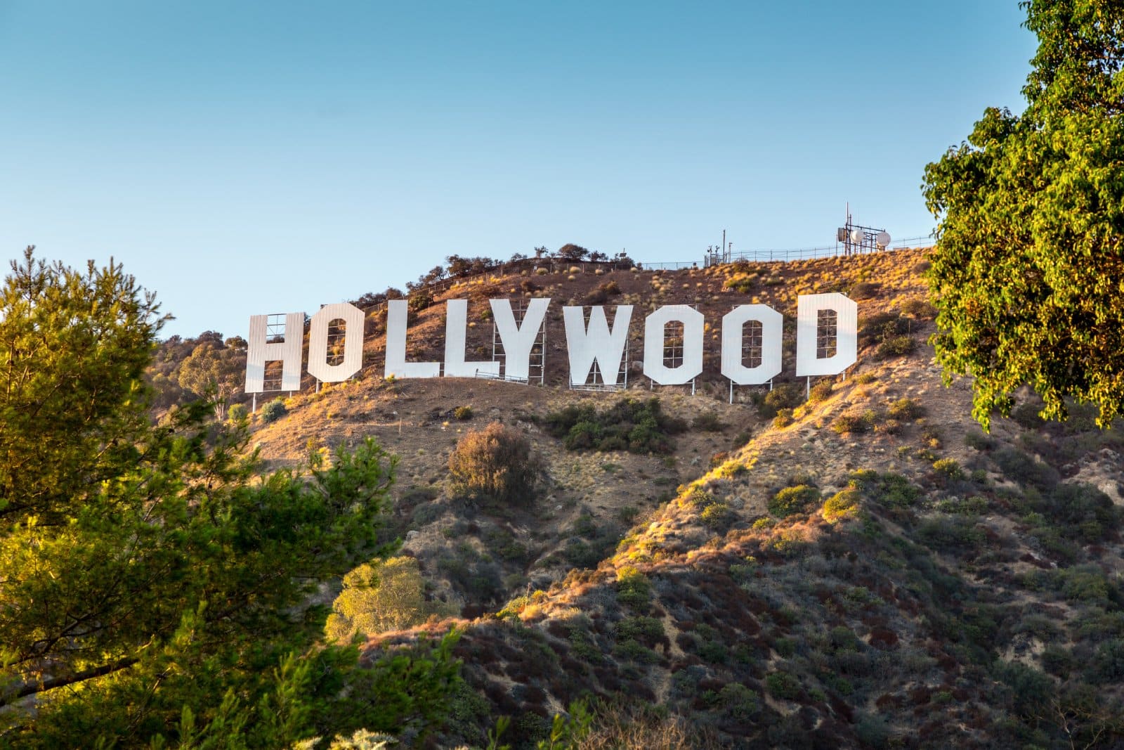 <p><span>Experience Hollywood glamour with upscale hotel rooms priced at $400 to $800 per night. Dine at celebrity chef restaurants with dinners for two ranging from $300 to $500, and explore celebrity homes on a VIP tour priced at $100 to $200 per person.</span></p>
