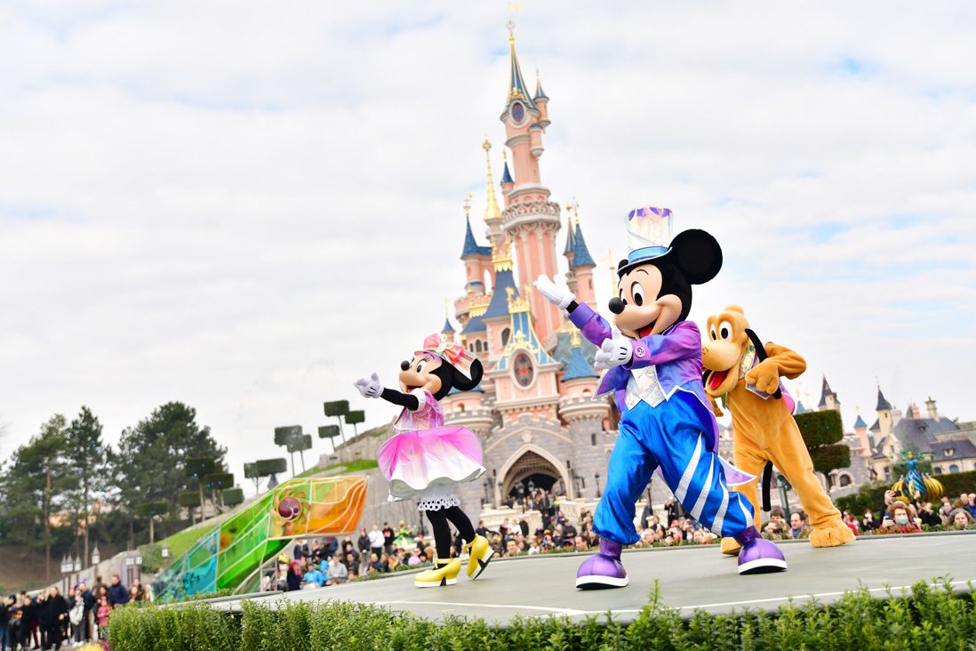 <p>S’il y a bien un endroit où la magie et reine et l’amusement garantit : c’est bien à Disneyland Paris - qui célèbre toujours ses 30 ans d’existence avec des nouveaux spectacles exceptionnels. L’occasion de passer un moment entre amis ou en famille pour rêver et faire le plein de souvenirs.</p><p><b>Quand ?</b> Du lundi au vendredi de 9h30 à 21h / Samedi et dimanche de 9h30 à 23h</p><p><b>Où ?</b> Boulevard du Parc 77700 Coupvray</p><p>Plus d'infos <a href="https://www.disneylandparis.com/fr-fr/" rel="noopener">ici</a>.</p>