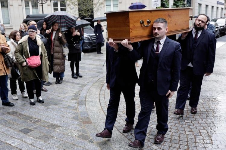 en images. mort de frédéric mitterrand : les funérailles de l’ancien ministre ont eu lieu à paris