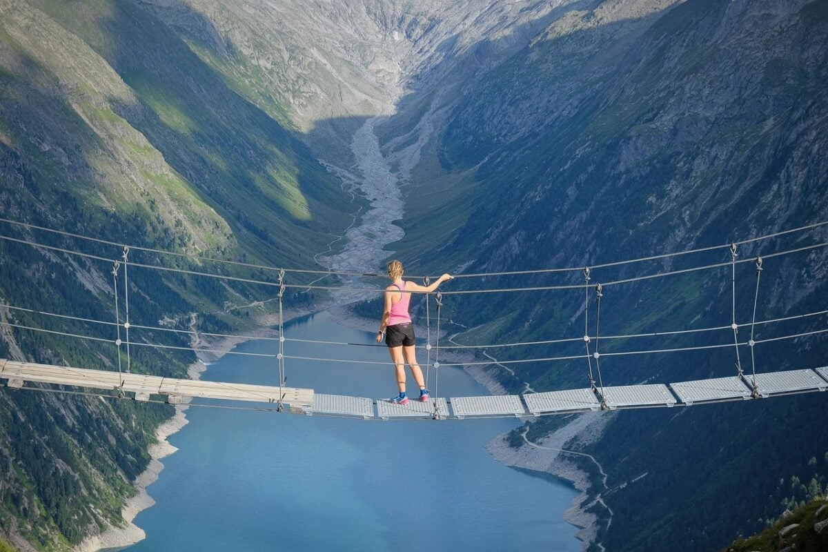 Inaugurato In Umbria Il Ponte Tibetano Pi Alto Deuropa Ammira Il Paesaggio Dalla Prospettiva