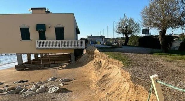 Porto Recanati, spiaggia distrutta dalle mareggiate. Il sindaco ...