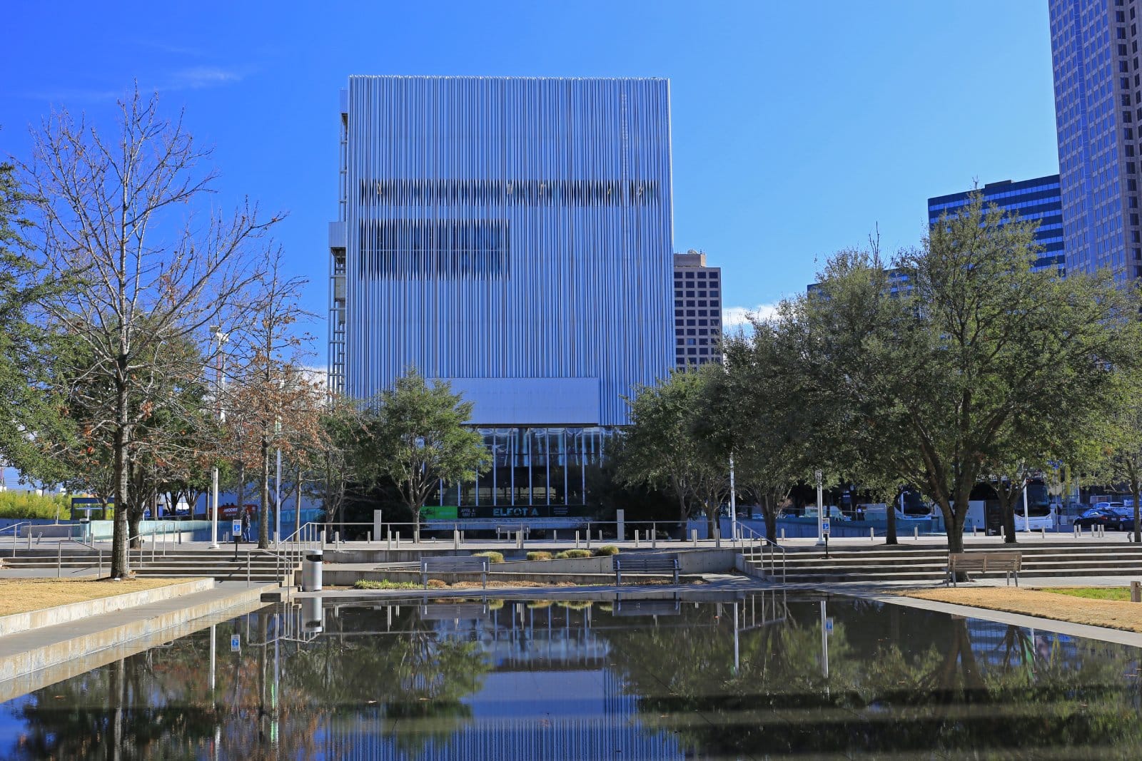 <p><span>Dallas boasts an impressive arts district, the largest in the nation, featuring the Dallas Museum of Art, Nasher Sculpture Center, and more. Many museums offer free admission, making it a cultural feast for art lovers.</span></p>