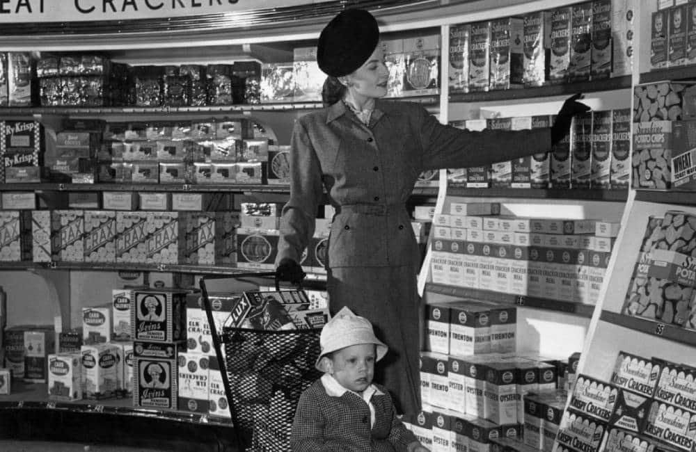 35+ Vintage Images That Show Us What Grocery Shopping Looked Like in ...