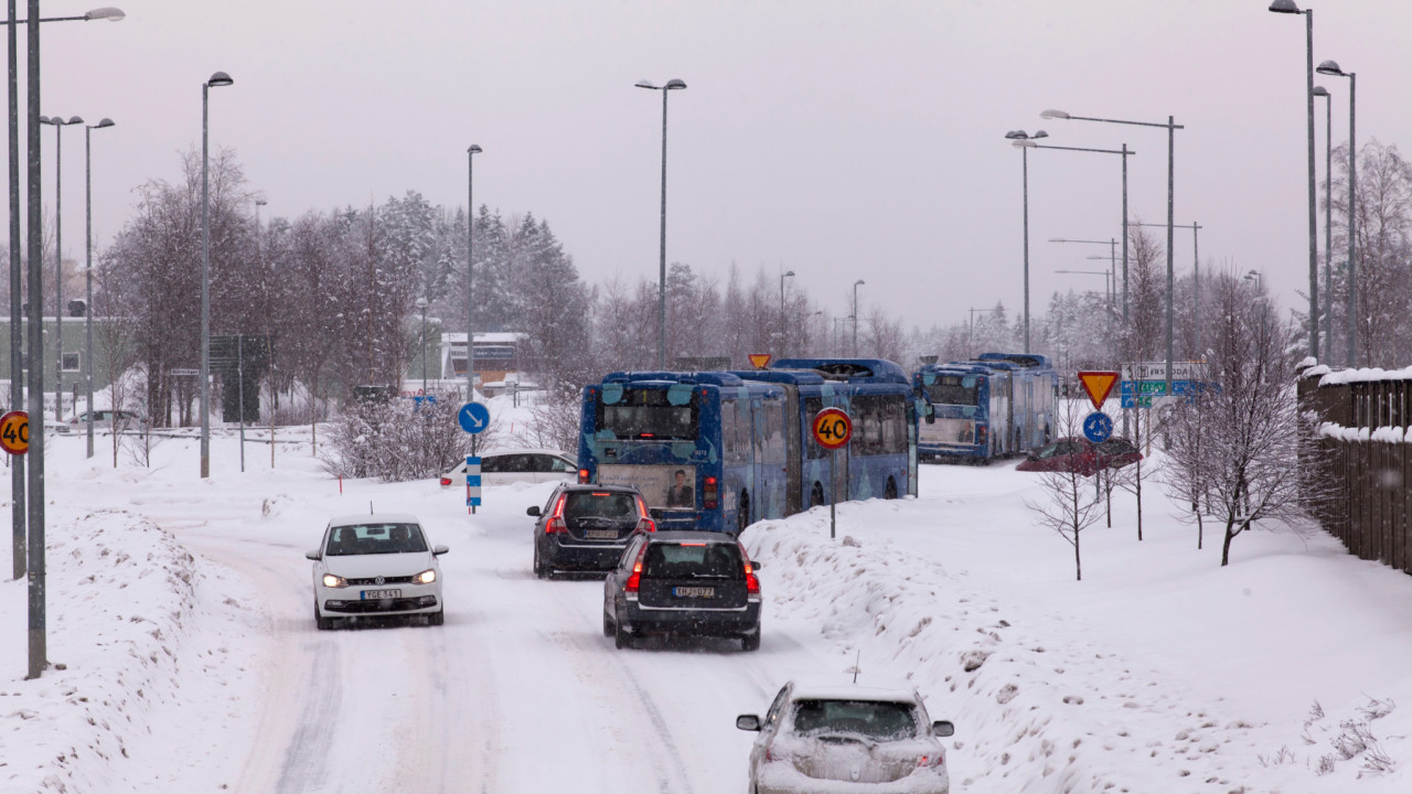 σφοδρή χιονόπτωση μέσα στον απρίλιο στη σουηδία - κυκλοφοριακό χάος στους δρόμους (βίντεο)