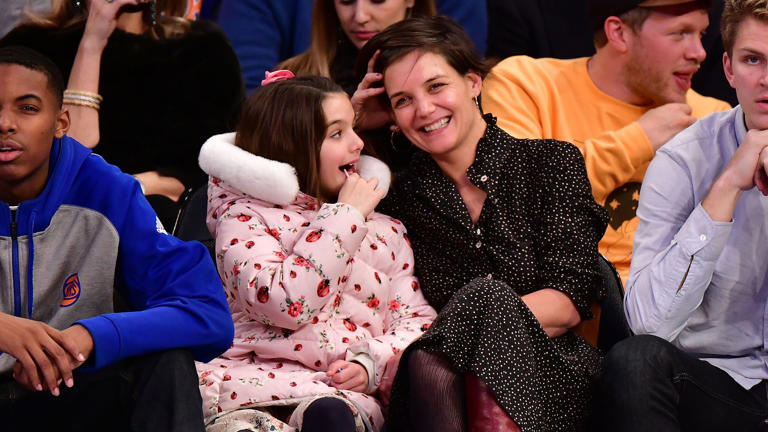 NEW YORK, NY - DECEMBER 16: Suri Cruise and Katie Holmes attend the Oklahoma City Thunder Vs New York Knicks game at Madison Square Garden on December 16, 2017 in New York City. (Photo by James Devaney/Getty Images)