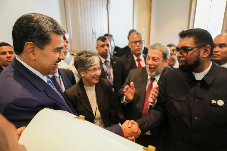 Le président vénézuélien Nicolas Maduro (G) serre la main de son homologue guyanien lors du sommet de la Celac à Saint-Vincent-et-les-Grenadines, le 1er mars 2024