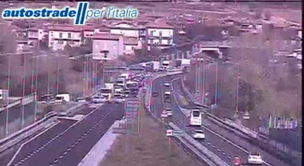 Incidente In Galleria In Autostrada, Camion Carico Di Alcolici In ...