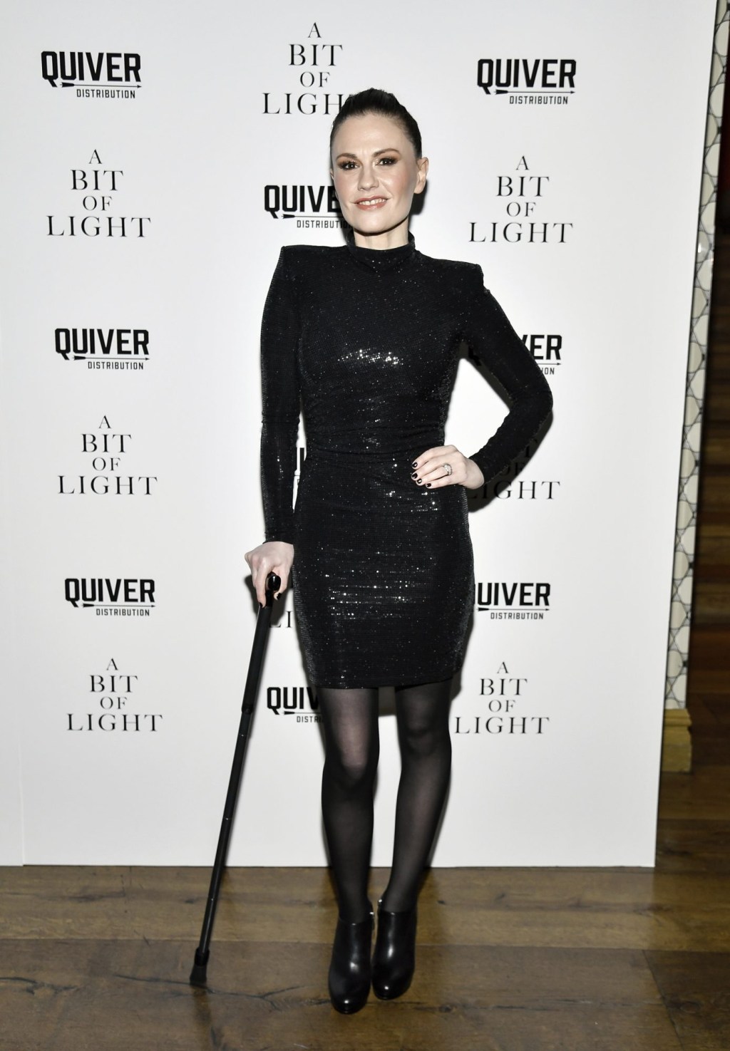 Oscar Winner Anna Paquin Walks Red Carpet With A Cane At NYC Premiere ...