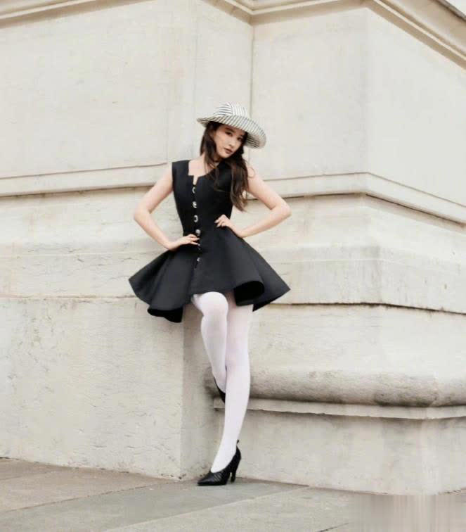 刘亦菲越来越美了，白色丝袜搭配黑色连衣裙尽显靓女气质！