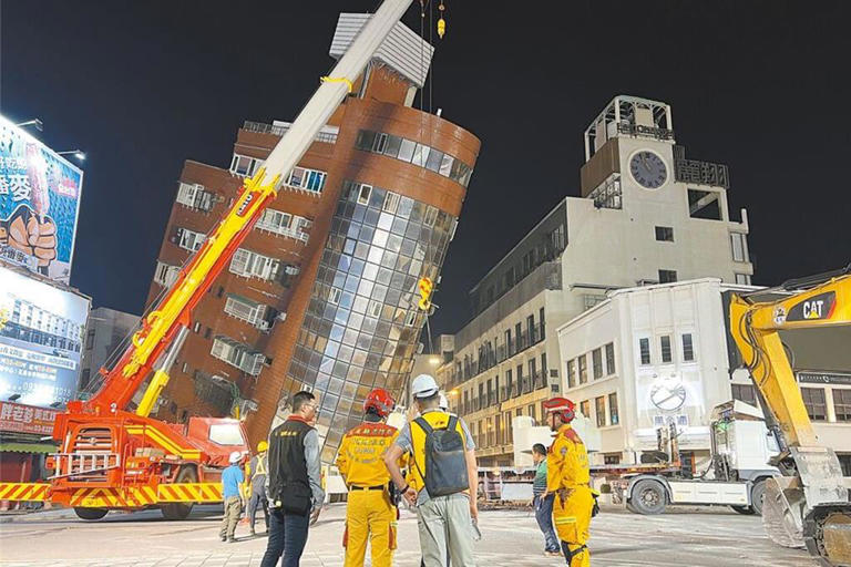 0403大地震，花蓮市天王星大樓傾斜恐倒塌，特搜人員救援至晚間。（圖／美聯社）
