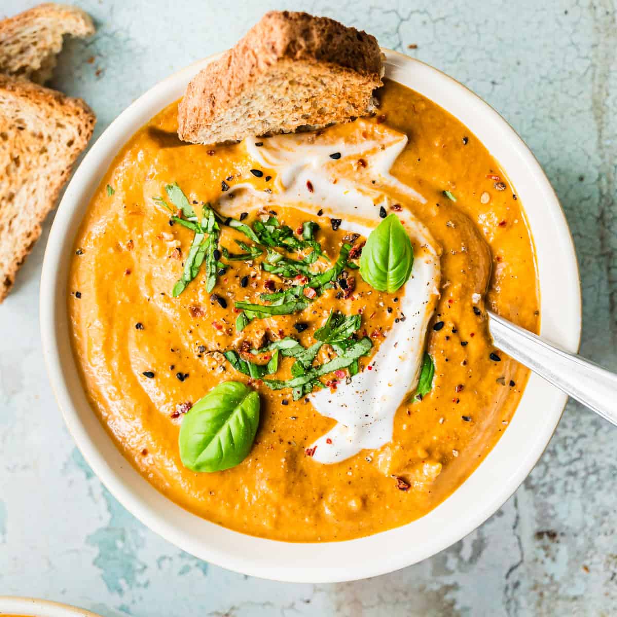 Cremige Gemüsesuppe mit gebackenem Gemüse