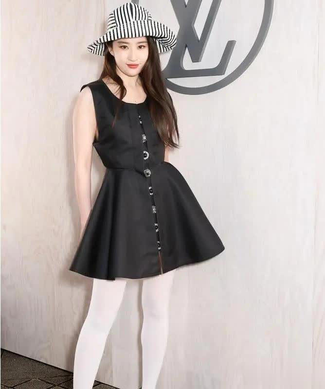 刘亦菲越来越美了，白色丝袜搭配黑色连衣裙尽显靓女气质！