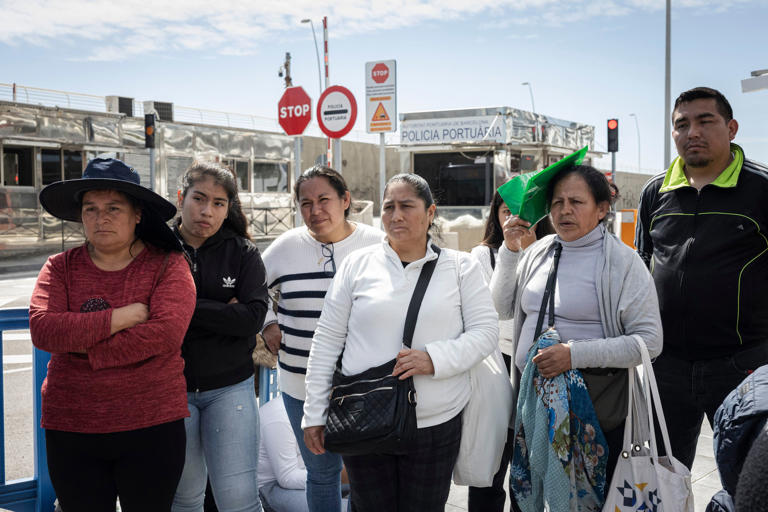 La Policía inicia los trámites para deportar a los 69 bolivianos del crucero,  que saldrá del puerto de Barcelona y seguirá su ruta
