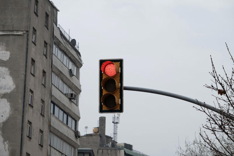 San Francisco plans to ban turning right at a red stop light at approximately 200 intersections in the city’s downtown area.