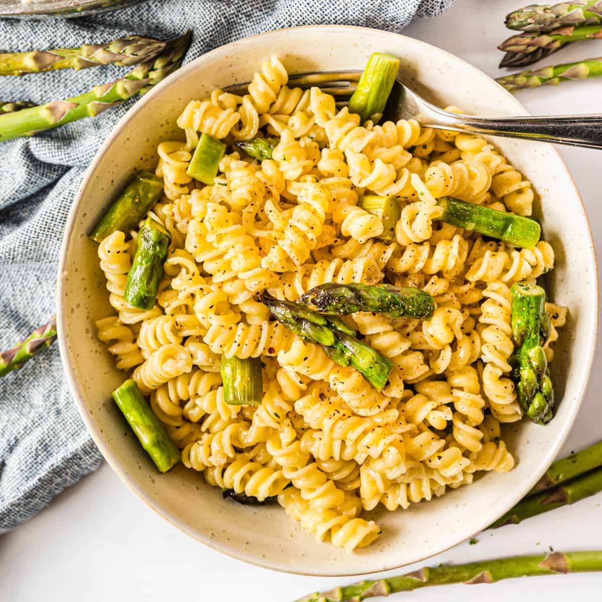 Einfache Nudeln mit grünem Spargel und Knoblauch