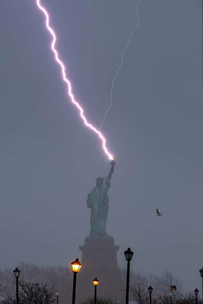 Crazy photos show boat sinking, lightning striking Statue of Liberty ...